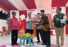 Pesta Rakyat RW 05 Manggala Meriah, Ketua DPRD Makassar Supratman Hadir Bersama Warga FOTO: Camat Manggala Ahmad Nongko, S. Sosok, M.Si saat memotong dan menyerahkan Nasi tumpeng HUT RI Ke 81 ke Ketua RW 05 Drs Abd Rahman, M,Si