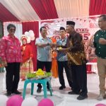 Pesta Rakyat RW 05 Manggala Meriah, Ketua DPRD Makassar Supratman Hadir Bersama Warga FOTO: Camat Manggala Ahmad Nongko, S. Sosok, M.Si saat memotong dan menyerahkan Nasi tumpeng HUT RI Ke 81 ke Ketua RW 05 Drs Abd Rahman, M,Si