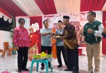 Pesta Rakyat RW 05 Manggala Meriah, Ketua DPRD Makassar Supratman Hadir Bersama Warga FOTO: Camat Manggala Ahmad Nongko, S. Sosok, M.Si saat memotong dan menyerahkan Nasi tumpeng HUT RI Ke 81 ke Ketua RW 05 Drs Abd Rahman, M,Si