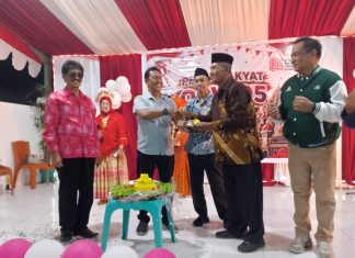 Pesta Rakyat RW 05 Manggala Meriah, Ketua DPRD Makassar Supratman Hadir Bersama Warga FOTO: Camat Manggala Ahmad Nongko, S. Sosok, M.Si saat memotong dan menyerahkan Nasi tumpeng HUT RI Ke 81 ke Ketua RW 05 Drs Abd Rahman, M,Si