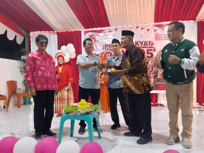 FOTO: Camat Manggala Ahmad Nongko, S. Sosok, M.Si saat memotong dan menyerahkan Nasi tumpeng HUT RI Ke 81 ke Ketua RW 05 Drs Abd Rahman, M,Si FOTO: Camat Manggala Ahmad Nongko, S. Sosok, M.Si saat memotong dan menyerahkan Nasi tumpeng HUT RI Ke 81 ke Ketua RW 05 Drs Abd Rahman, M,Si