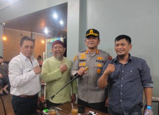 AKBP Ananda Fauzi Harahap Dipercaya Menjabat Wadirintelkam Polda Sulsel, Illank Radjab: Sosok yang Dekat dengan Semua Kalangan FOTO: Daeng Accung, Ketua Relawan Jakarta, Daeng Betel Panglima Adat Nusantara Kerajaan Gowa-Tallo, AKBP Ananda Fauzi Harahap, Paling Kanan Illank Radjab, S.H., Ketua Umum Laskar (Lembaga Study Hukum Advokasi Rakyat) Sulawesi Selatan.