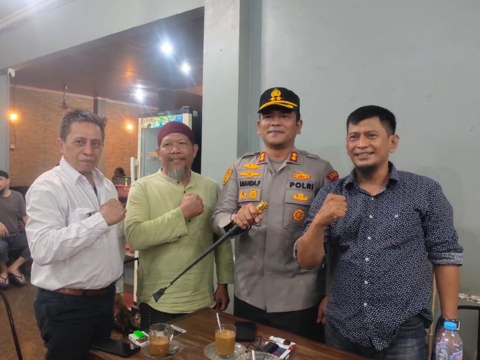 FOTO: Daeng Accung, Ketua Relawan Jakarta, Daeng Betel Panglima Adat Nusantara Kerajaan Gowa-Tallo, AKBP Ananda Fauzi Harahap, Paling Kanan Illank Radjab, S.H., Ketua Umum Laskar (Lembaga Study Hukum Advokasi Rakyat) Sulawesi Selatan.