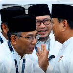 Bisik Presiden ke Mantan Ketua Umum PBNU FOTO: Presiden Prabowo Subianto saat bersama Gus Yahya di acara penutupan Muktamar ke-35 Nahdlatul Ulama (NU) di Kabupaten Jombang, Jawa Timur, Senin (31/8/2026). (Dok Sumber: Kompas)