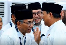 Bisik Presiden ke Mantan Ketua Umum PBNU FOTO: Presiden Prabowo Subianto saat bersama Gus Yahya di acara penutupan Muktamar ke-35 Nahdlatul Ulama (NU) di Kabupaten Jombang, Jawa Timur, Senin (31/8/2026). (Dok Sumber: Kompas)