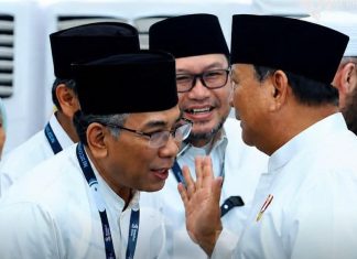 Bisik Presiden ke Mantan Ketua Umum PBNU FOTO: Presiden Prabowo Subianto saat bersama Gus Yahya di acara penutupan Muktamar ke-35 Nahdlatul Ulama (NU) di Kabupaten Jombang, Jawa Timur, Senin (31/8/2026). (Dok Sumber: Kompas)
