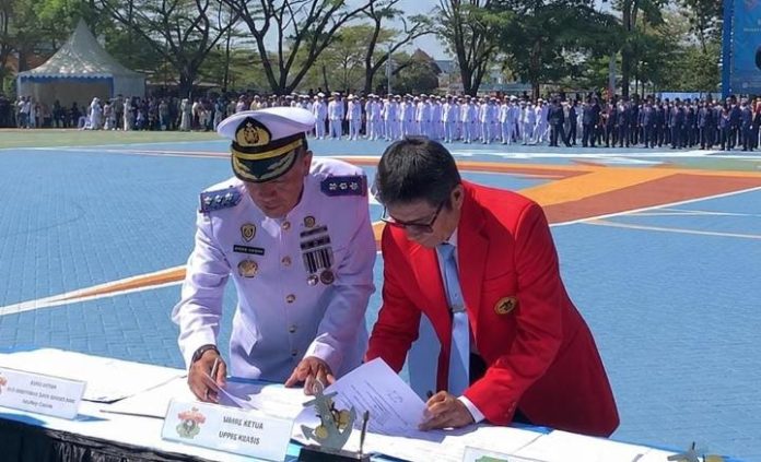 FOTO: LPPM Unhas diwakili oleh Wakil Ketua Bidang Pengabdian Masyarakat Unhas, Prof. Ir. Muhammad Arsyad, SP., M.Si., Ph.D. dan Poltekpel Barombong oleh Direktur Capt. Sidrotul Muntaha, M.Si., M.Mar. saat penandatanganan Surat Perjanjian Kerja Sama (SPK) Penyusunan DED antara Lembaga Penelitian dan Pengabdian kepada Masyarakat (LPPM) dengan Politeknik Pelayaran Barombong.
