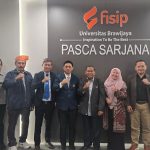 Dari Agen Pemberdayaan ke Eksekutor Teknis: Disertasi Doktor Ilmu Sosiolgi ke-57 FISIP UB Bongkar Pergeseran Peran Fasilitator FOTO: Dr. Suryanto Arifin, S.Sos., M.Si., resmi menyandang gelar doktor ke-57 dari program studi tersebut setelah menjalani Sidang Ujian Akhir Disertasi (UAD) Tertutup dengan mengangkat judul "Praktik Fasilitasi dalam Pemberdayaan Masyarakat: Studi di Kota Makassar".