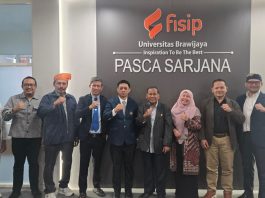 Dari Agen Pemberdayaan ke Eksekutor Teknis: Disertasi Doktor Ilmu Sosiologi ke-57 FISIP UB Bongkar Pergeseran Peran Fasilitator FOTO: Dr. Suryanto Arifin, S.Sos., M.Si., resmi menyandang gelar doktor ke-57 dari program studi tersebut setelah menjalani Sidang Ujian Akhir Disertasi (UAD) Tertutup dengan mengangkat judul "Praktik Fasilitasi dalam Pemberdayaan Masyarakat: Studi di Kota Makassar".