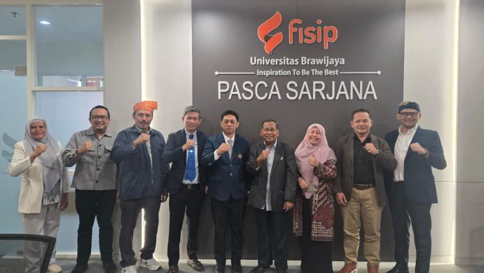 FOTO: Dr. Suryanto Arifin, S.Sos., M.Si., resmi menyandang gelar doktor ke-57 dari program studi tersebut setelah menjalani Sidang Ujian Akhir Disertasi (UAD) Tertutup dengan mengangkat judul FOTO: Dr. Suryanto Arifin, S.Sos., M.Si., resmi menyandang gelar doktor ke-57 dari program studi tersebut setelah menjalani Sidang Ujian Akhir Disertasi (UAD) Tertutup dengan mengangkat judul
