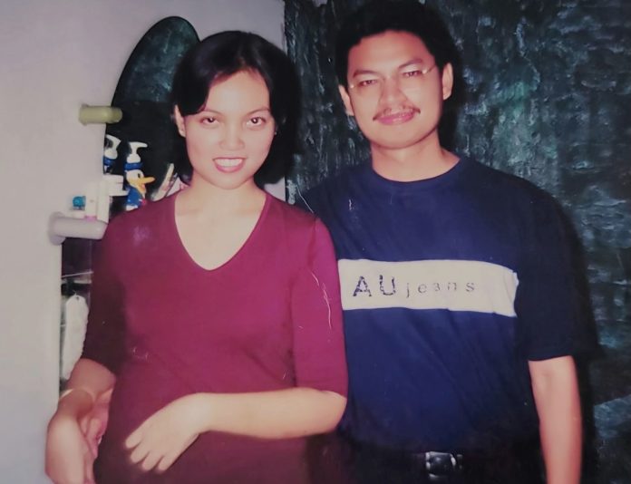 FOTO: Foto kenangan Prof Taruna Ikrar bersama Elfi Wardaningsih saat masih menempuh pendidikan di perguruan tinggi. (Dok Pribadi Prof Taruna Ikrar) FOTO: Foto kenangan Prof Taruna Ikrar bersama Elfi Wardaningsih saat masih menempuh pendidikan di perguruan tinggi. (Dok Pribadi Prof Taruna Ikrar)