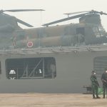 3 Unit Helikopter CH-47 Chinook Milik Militer Jepang Bantu Penanganan Kebakaran Hutan dan Lahan di wilayah Kalimantan FOTO: Personel TNI mengamankan kedatangan kapal Japan Maritime Self-Defense Force (JMSDF) JS Kunisaki di Pelabuhan Internasional Kijing, Kalimantan Barat, pada Sabtu (12/9). (Dok. Kemhan)
