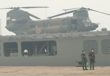 3 Unit Helikopter CH-47 Chinook Milik Militer Jepang Bantu Penanganan Kebakaran Hutan dan Lahan di wilayah Kalimantan FOTO: Personel TNI mengamankan kedatangan kapal Japan Maritime Self-Defense Force (JMSDF) JS Kunisaki di Pelabuhan Internasional Kijing, Kalimantan Barat, pada Sabtu (12/9). (Dok. Kemhan)