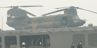 3 Unit Helikopter CH-47 Chinook Milik Militer Jepang Bantu Penanganan Kebakaran Hutan dan Lahan di wilayah Kalimantan FOTO: Personel TNI mengamankan kedatangan kapal Japan Maritime Self-Defense Force (JMSDF) JS Kunisaki di Pelabuhan Internasional Kijing, Kalimantan Barat, pada Sabtu (12/9). (Dok. Kemhan)