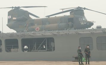 3 Unit Helikopter CH-47 Chinook Milik Militer Jepang Bantu Penanganan Kebakaran Hutan dan Lahan di wilayah Kalimantan FOTO: Personel TNI mengamankan kedatangan kapal Japan Maritime Self-Defense Force (JMSDF) JS Kunisaki di Pelabuhan Internasional Kijing, Kalimantan Barat, pada Sabtu (12/9). (Dok. Kemhan)