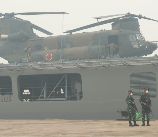 3 Unit Helikopter CH-47 Chinook Milik Militer Jepang Bantu Penanganan Kebakaran Hutan dan Lahan di wilayah Kalimantan FOTO: Personel TNI mengamankan kedatangan kapal Japan Maritime Self-Defense Force (JMSDF) JS Kunisaki di Pelabuhan Internasional Kijing, Kalimantan Barat, pada Sabtu (12/9). (Dok. Kemhan)