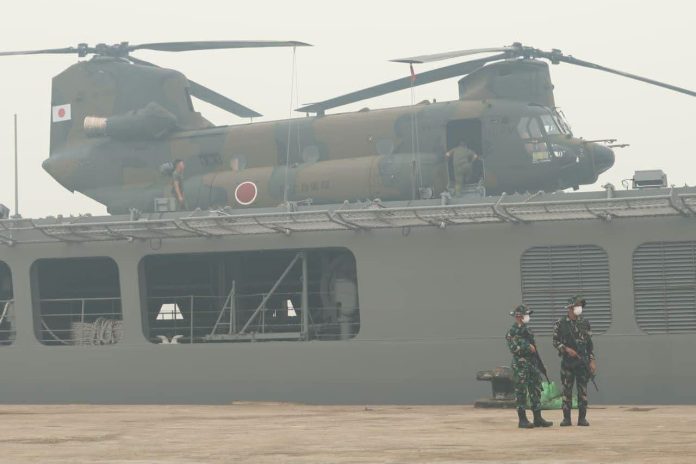 FOTO: Personel TNI mengamankan kedatangan kapal Japan Maritime Self-Defense Force (JMSDF) JS Kunisaki di Pelabuhan Internasional Kijing, Kalimantan Barat, pada Sabtu (12/9). (Dok. Kemhan)