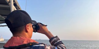 TNI AL Kerahkan 4 KRI dan 2 Helikopter Laksanakan Operasi SAR Pencarian KM Virgo Transport 8 FOTO: Prajurit TNI AL saat melakukan pencarian dari salah KRI pada Minggu 13 September 2026. (Dok Penerangan TNI AL)
