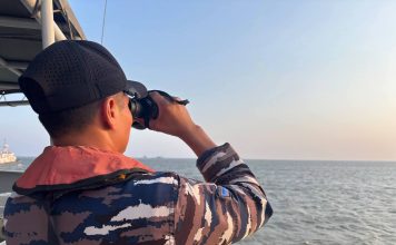 TNI AL Kerahkan 4 KRI dan 2 Helikopter Laksanakan Operasi SAR Pencarian KM Virgo Transport 8 FOTO: Prajurit TNI AL saat melakukan pencarian dari salah KRI pada Minggu 13 September 2026. (Dok Penerangan TNI AL)