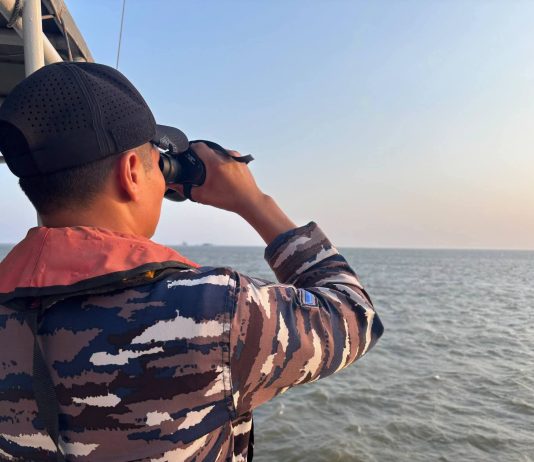 TNI AL Kerahkan 4 KRI dan 2 Helikopter Laksanakan Operasi SAR Pencarian KM Virgo Transport 8 FOTO: Prajurit TNI AL saat melakukan pencarian dari salah KRI pada Minggu 13 September 2026. (Dok Penerangan TNI AL)