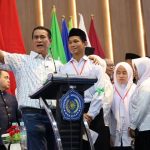 Terharu dengar Kisah Maba Unismuh yang Ditinggal Ayah Sejak Kecil, Mentan Amran Langsung Beri Bantuan FOTO: Menteri Pertanian (Mentan) Andi Amran Sulaiman terharu mendengar kisah Harlen, mahasiswa baru Universitas Muhammadiyah Makassar (Unismuh) yang menjalani hidup sebagai piatu dan telah ditinggal ayah sejak kecil. (Dok. Kementan)
