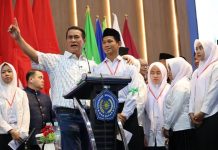Terharu dengar Kisah Maba Unismuh yang Ditinggal Ayah Sejak Kecil, Mentan Amran Langsung Beri Bantuan FOTO: Menteri Pertanian (Mentan) Andi Amran Sulaiman terharu mendengar kisah Harlen, mahasiswa baru Universitas Muhammadiyah Makassar (Unismuh) yang menjalani hidup sebagai piatu dan telah ditinggal ayah sejak kecil. (Dok. Kementan)