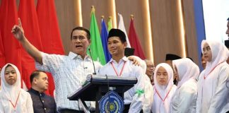 Terharu dengar Kisah Maba Unismuh yang Ditinggal Ayah Sejak Kecil, Mentan Amran Langsung Beri Bantuan FOTO: Menteri Pertanian (Mentan) Andi Amran Sulaiman terharu mendengar kisah Harlen, mahasiswa baru Universitas Muhammadiyah Makassar (Unismuh) yang menjalani hidup sebagai piatu dan telah ditinggal ayah sejak kecil. (Dok. Kementan)