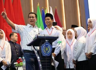 Terharu dengar Kisah Maba Unismuh yang Ditinggal Ayah Sejak Kecil, Mentan Amran Langsung Beri Bantuan FOTO: Menteri Pertanian (Mentan) Andi Amran Sulaiman terharu mendengar kisah Harlen, mahasiswa baru Universitas Muhammadiyah Makassar (Unismuh) yang menjalani hidup sebagai piatu dan telah ditinggal ayah sejak kecil. (Dok. Kementan)