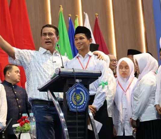 Terharu dengar Kisah Maba Unismuh yang Ditinggal Ayah Sejak Kecil, Mentan Amran Langsung Beri Bantuan FOTO: Menteri Pertanian (Mentan) Andi Amran Sulaiman terharu mendengar kisah Harlen, mahasiswa baru Universitas Muhammadiyah Makassar (Unismuh) yang menjalani hidup sebagai piatu dan telah ditinggal ayah sejak kecil. (Dok. Kementan)