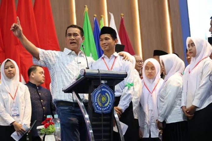 FOTO: Menteri Pertanian (Mentan) Andi Amran Sulaiman terharu mendengar kisah Harlen, mahasiswa baru Universitas Muhammadiyah Makassar (Unismuh) yang menjalani hidup sebagai piatu dan telah ditinggal ayah sejak kecil. (Dok. Kementan)