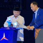 Di X Dokter Tifa Prediksi Prabowo AHY di 2029: Mundur Sebelum Masa Jabatan Periode Kedua Berakhir FOTO: Presiden Prabowo Subianto bersama Ketua Umum Agus Harimurti Yudhoyono di HUT Partai Demokrat ke 25 tahun. (Dok. AHY)