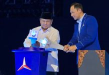 Di X Dokter Tifa Prediksi Prabowo AHY di 2029: Mundur Sebelum Masa Jabatan Periode Kedua Berakhir FOTO: Presiden Prabowo Subianto bersama Ketua Umum Agus Harimurti Yudhoyono di HUT Partai Demokrat ke 25 tahun. (Dok. AHY)
