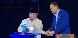 Di X Dokter Tifa Prediksi Prabowo AHY di 2029: Mundur Sebelum Masa Jabatan Periode Kedua Berakhir FOTO: Presiden Prabowo Subianto bersama Ketua Umum Agus Harimurti Yudhoyono di HUT Partai Demokrat ke 25 tahun. (Dok. AHY)