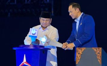 Di X Dokter Tifa Prediksi Prabowo AHY di 2029: Mundur Sebelum Masa Jabatan Periode Kedua Berakhir FOTO: Presiden Prabowo Subianto bersama Ketua Umum Agus Harimurti Yudhoyono di HUT Partai Demokrat ke 25 tahun. (Dok. AHY)