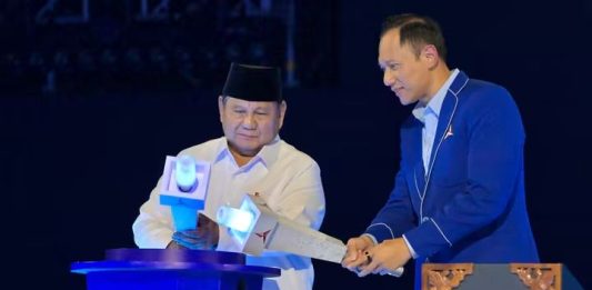 Di X Dokter Tifa Prediksi Prabowo AHY di 2029: Mundur Sebelum Masa Jabatan Periode Kedua Berakhir FOTO: Presiden Prabowo Subianto bersama Ketua Umum Agus Harimurti Yudhoyono di HUT Partai Demokrat ke 25 tahun. (Dok. AHY)