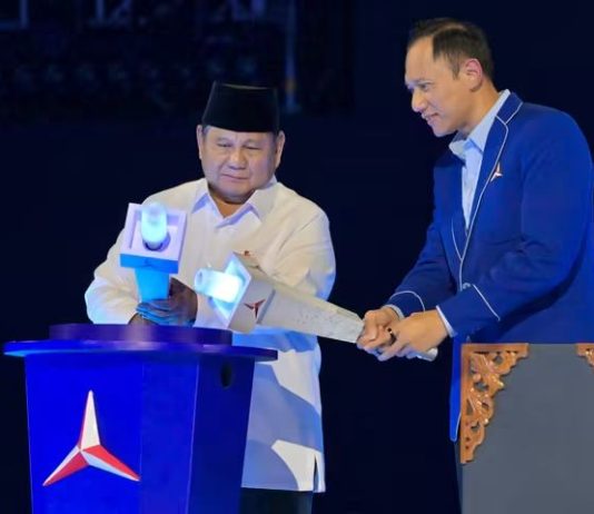 Di X Dokter Tifa Prediksi Prabowo AHY di 2029: Mundur Sebelum Masa Jabatan Periode Kedua Berakhir FOTO: Presiden Prabowo Subianto bersama Ketua Umum Agus Harimurti Yudhoyono di HUT Partai Demokrat ke 25 tahun. (Dok. AHY)