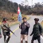 Usai Disuruh Dukung OPM, Pria Asal Toraja Ditembak Mati Egianus Kogoya FOTO: Aris Sanda warga setempat suku Toraja, Sulawesi Selatan saat disandera oleh kelompok Egianus Kogoya di jalan trans Wamena, Nduga tanjakan Gunung Boy, Selasa pagi (15/9/2026). (Dok via Facebook)