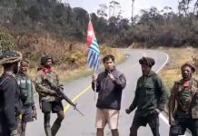 Usai Disuruh Dukung OPM, Pria Asal Toraja Ditembak Mati Egianus Kogoya FOTO: Aris Sanda warga setempat suku Toraja, Sulawesi Selatan saat disandera oleh kelompok Egianus Kogoya di jalan trans Wamena, Nduga tanjakan Gunung Boy, Selasa pagi (15/9/2026). (Dok via Facebook)