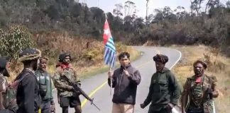 Usai Disuruh Dukung OPM, Pria Asal Toraja Ditembak Mati Egianus Kogoya FOTO: Aris Sanda warga setempat suku Toraja, Sulawesi Selatan saat disandera oleh kelompok Egianus Kogoya di jalan trans Wamena, Nduga tanjakan Gunung Boy, Selasa pagi (15/9/2026). (Dok via Facebook)