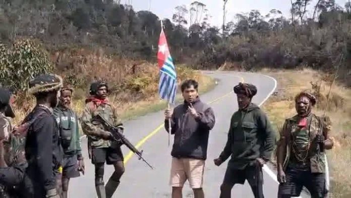 FOTO: Aris Sanda warga setempat suku Toraja, Sulawesi Selatan saat disandera oleh kelompok Egianus Kogoya di jalan trans Wamena, Nduga tanjakan Gunung Boy, Selasa pagi (15/9/2026). (Dok via Facebook) FOTO: Aris Sanda warga setempat suku Toraja, Sulawesi Selatan saat disandera oleh kelompok Egianus Kogoya di jalan trans Wamena, Nduga tanjakan Gunung Boy, Selasa pagi (15/9/2026). (Dok via Facebook)