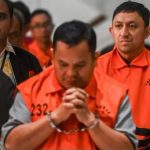 Dari Kasus Korupsi Kitab Suci Politisi Golkar ini Kini Tersandung Kasus HGB, Tidak Pernah Kapok FOTO: Paling Kanan Fahd A Rafiq dan Kepala Pertanahan Kabupaten Bogor Sontang Coin Manurung saat berjalan menuju mobil tahanan usai menjalani pemeriksaan di gedung merah putih KPK, Jakarta, Selasa (15/9/2026). (Dok. Antara)