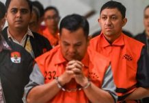 Dari Kasus Korupsi Kitab Suci Politisi Golkar ini Kini Tersandung Kasus HGB, Tidak Pernah Kapok FOTO: Paling Kanan Fahd A Rafiq dan Kepala Pertanahan Kabupaten Bogor Sontang Coin Manurung saat berjalan menuju mobil tahanan usai menjalani pemeriksaan di gedung merah putih KPK, Jakarta, Selasa (15/9/2026). (Dok. Antara)