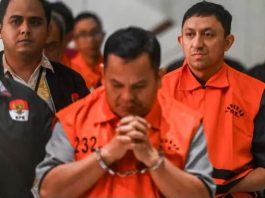 Dari Kasus Korupsi Kitab Suci Politisi Golkar ini Kini Tersandung Kasus HGB, Tidak Pernah Kapok FOTO: Paling Kanan Fahd A Rafiq dan Kepala Pertanahan Kabupaten Bogor Sontang Coin Manurung saat berjalan menuju mobil tahanan usai menjalani pemeriksaan di gedung merah putih KPK, Jakarta, Selasa (15/9/2026). (Dok. Antara)