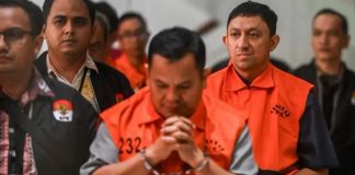 Dari Kasus Korupsi Kitab Suci Politisi Golkar ini Kini Tersandung Kasus HGB, Tidak Pernah Kapok FOTO: Paling Kanan Fahd A Rafiq dan Kepala Pertanahan Kabupaten Bogor Sontang Coin Manurung saat berjalan menuju mobil tahanan usai menjalani pemeriksaan di gedung merah putih KPK, Jakarta, Selasa (15/9/2026). (Dok. Antara)