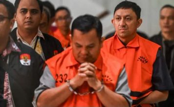 Dari Kasus Korupsi Kitab Suci Politisi Golkar ini Kini Tersandung Kasus HGB, Tidak Pernah Kapok FOTO: Paling Kanan Fahd A Rafiq dan Kepala Pertanahan Kabupaten Bogor Sontang Coin Manurung saat berjalan menuju mobil tahanan usai menjalani pemeriksaan di gedung merah putih KPK, Jakarta, Selasa (15/9/2026). (Dok. Antara)