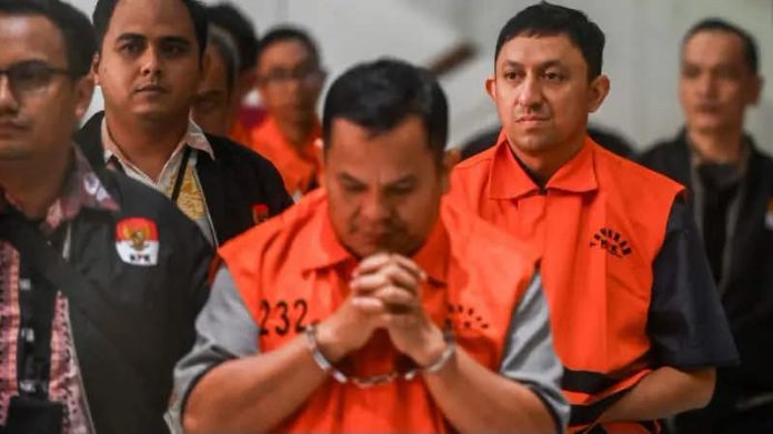 FOTO: Paling Kanan Fahd A Rafiq dan Kepala Pertanahan Kabupaten Bogor Sontang Coin Manurung saat berjalan menuju mobil tahanan usai menjalani pemeriksaan di gedung merah putih KPK, Jakarta, Selasa (15/9/2026). (Dok. Antara)