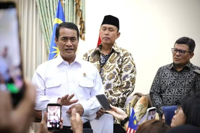 FOTO: Menteri Pertanian (Mentan) Andi Amran Sulaiman saat diwawancarai awak media pada kesempatan lainnya. (Dok Kementan) FOTO: Menteri Pertanian (Mentan) Andi Amran Sulaiman saat diwawancarai awak media pada kesempatan lainnya. (Dok Kementan)