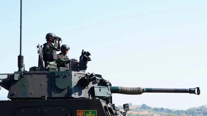 FOTO: Panglima Divisi Infanteri 3 Kostrad Mayjen TNI Wulang Nur Yudhanto, S.E., M.M., M.Han., menghadiri sekaligus meninjau pelaksanaan Latihan Menembak Senjata Berat (Latbakjatrat) Ranpur Kikav 14/JJ/3 Kostrad di Dodiklatpur Bance’e, Kabupaten Bone, Sulawesi Selatan, Rabu (16/9/2026). (Dok.Divisi Infanteri 3 Kostrad)