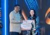 Pemprov Malut Raih Penghargaan kualitas pelayanan kesehatan dan Implementasi Program 3 Juta Rumah FOTO: Menteri Perumahan dan Kawasan Permukiman Maruarar Sirait saat menyerahkan penghargaan ke Gubernur Maluku Utara, Sherly Tjoanda pada kegiatan Apresiasi Pemerintah Daerah Berprestasi 2026 yang berlangsung di Hotel Bidakara, Jakarta, Kamis (17/9/2026). (Dok Pemprov Malut)