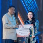 Pemprov Malut Raih Penghargaan kualitas pelayanan kesehatan dan Implementasi Program 3 Juta Rumah FOTO: Menteri Perumahan dan Kawasan Permukiman Maruarar Sirait saat menyerahkan penghargaan ke Gubernur Maluku Utara, Sherly Tjoanda pada kegiatan Apresiasi Pemerintah Daerah Berprestasi 2026 yang berlangsung di Hotel Bidakara, Jakarta, Kamis (17/9/2026). (Dok Pemprov Malut)